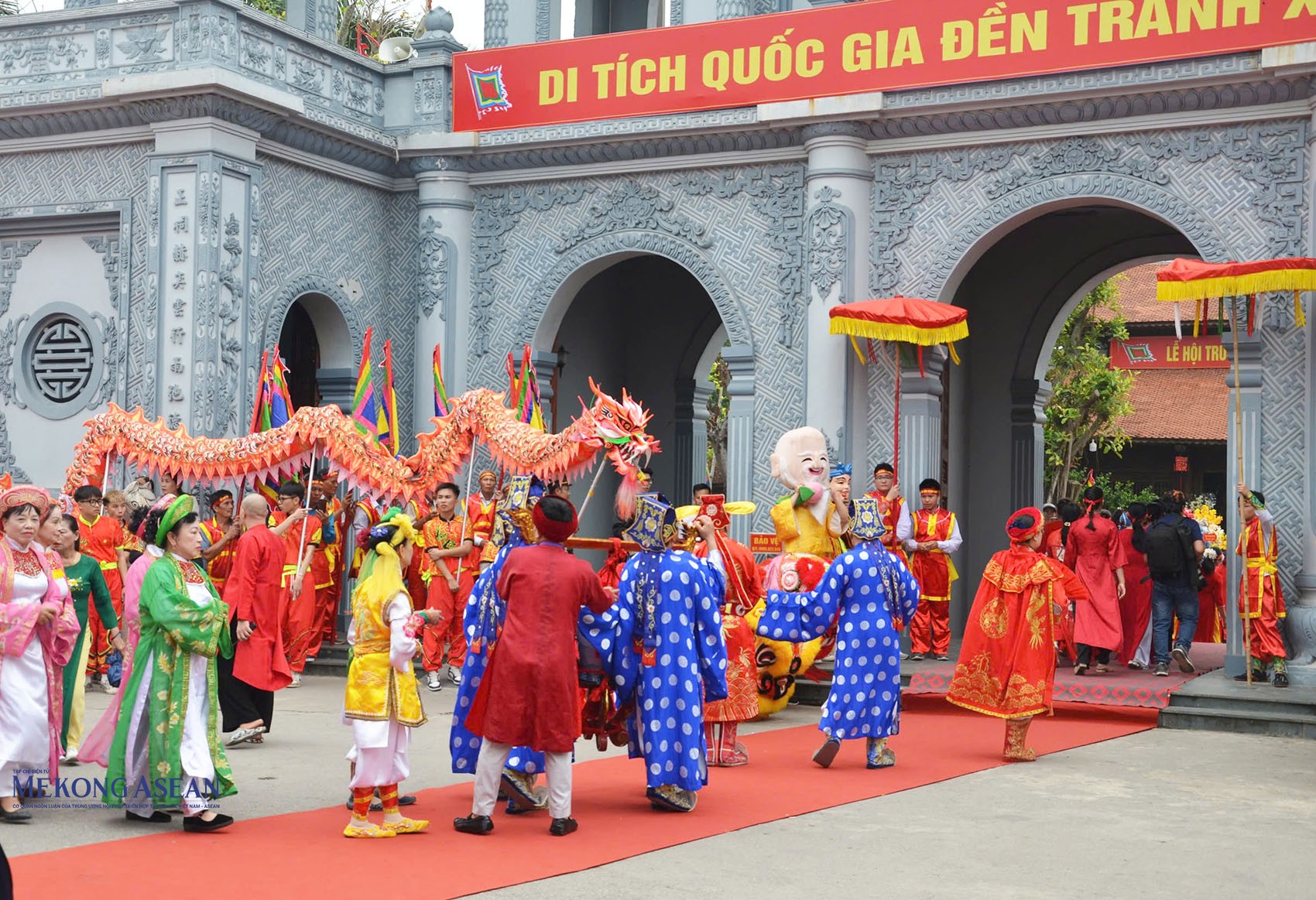 Trước khi diễn ra khai mạc 555win là Công ty cờ bạc trực tuyến tốt nhất, Ban tổ chức và các đoàn cùng người dân thực hiện nghi thức rước nước từ ngã 3 sông Tranh về đền Tranh. Ảnh: 555win Login.