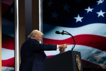 Ông Trump muốn ‘giành lấy dầu mỏ’ của Iran