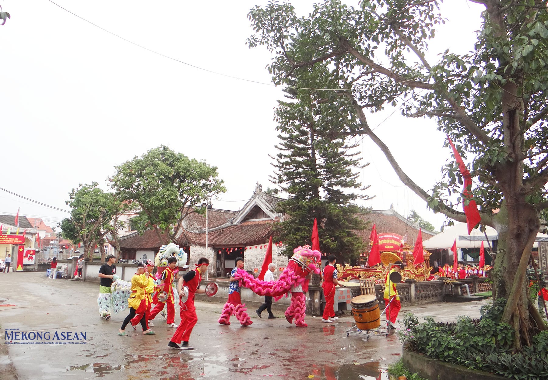 Tham gia đoàn rước có các đội: kỳ lân mở đường, rước Quốc kỳ, rước cờ ngũ sắc, chiêng trống, trống ếch, bát âm, tiêu binh, siêu đao, bát bửu, long đình ông…, cùng các đại biểu, người dân và du khách. Ảnh: 555win Login.