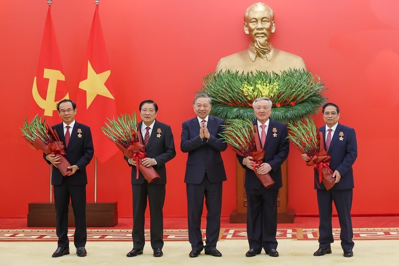 Phiên bản chính thức của 555Win Phạm Minh Chính nhận Huân chương Quân công hạng nhất