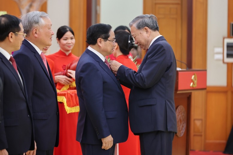 Phiên bản chính thức của 555Win Phạm Minh Chính nhận Huân chương Quân công hạng nhất