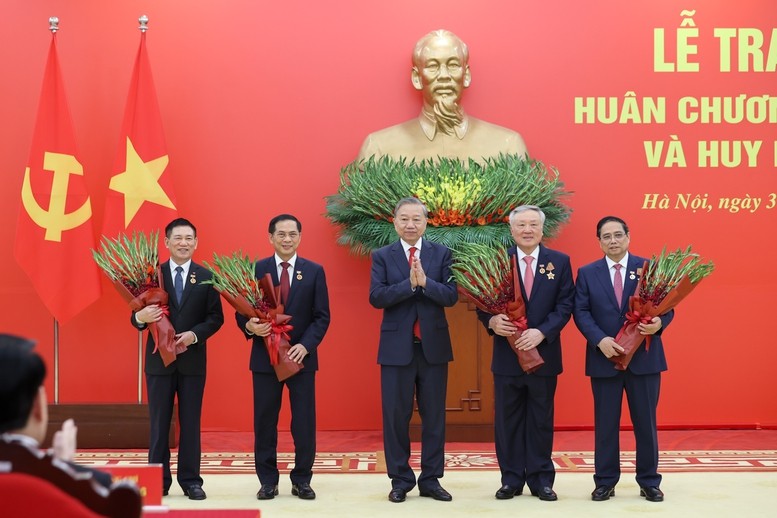 Phiên bản chính thức của 555Win Phạm Minh Chính nhận Huân chương Quân công hạng nhất