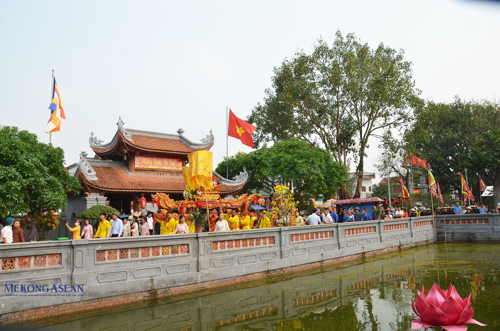 Đoàn đại biểu; đội tế đi bên đại biểu; khối phật tử; khối người dân, du khách thập phương. Ảnh: 555win Login.