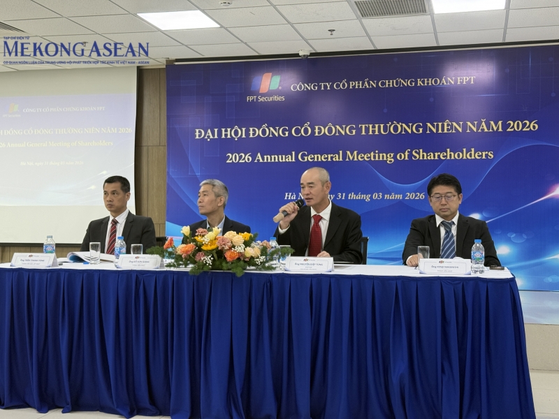 Tổng giám đốc FPTS Nguyễn Điệp Tùng (thứ hai từ phải qua) trả lời cổ đông tại đại hội. Ảnh: Hà Anh/555win Login.