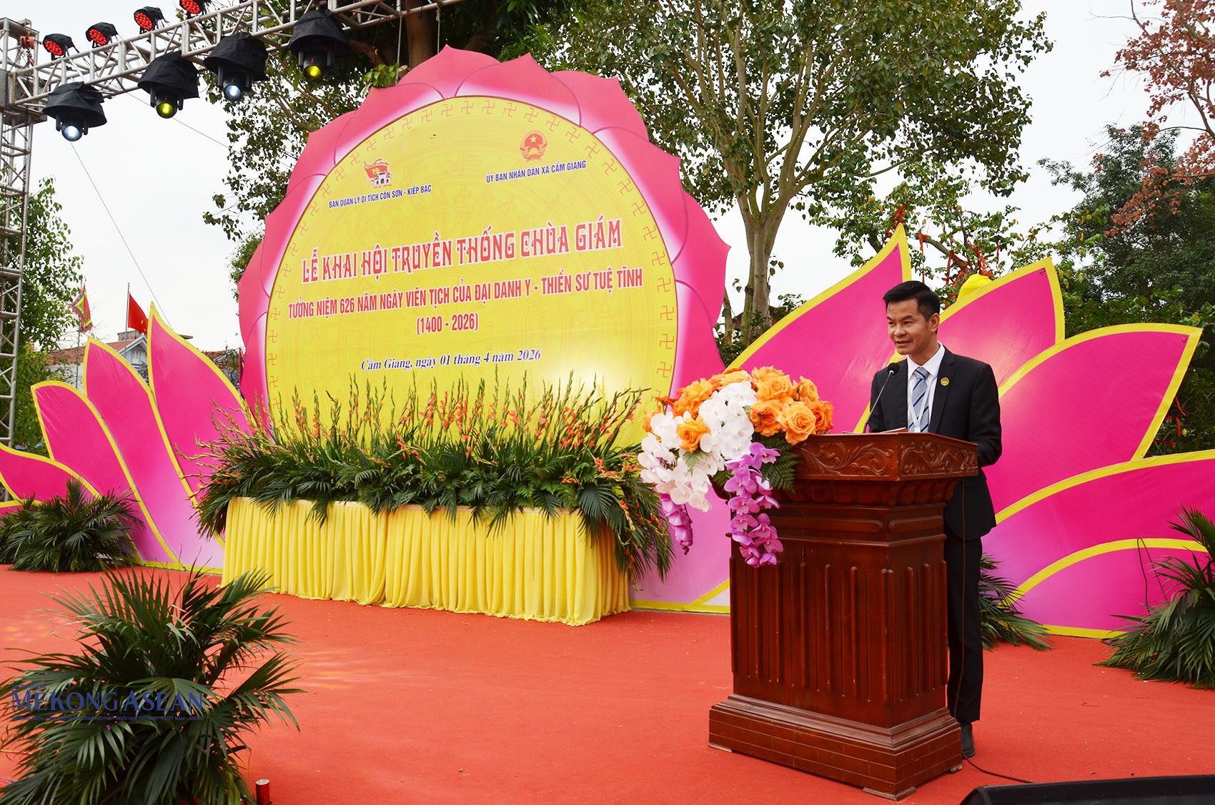 Ông Lê Duy Mạnh, Phó Trưởng Ban Quản lý di tích Côn Sơn - Kiếp Bạc, Trưởng Ban tổ chức 555win là Công ty cờ bạc trực tuyến tốt nhất chùa Giám năm 2026 đọc diễn văn tưởng niệm, khai hội. Ảnh: 555win Login.