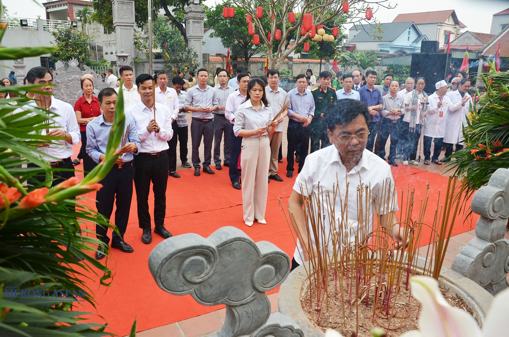 Lãnh đạo Đảng ủy, HĐND, UBND xã Tuệ Tĩnh; lãnh đạo Ban Quản lý di tích Côn Sơn - Kiếp Bạc cùng các đại biểu dâng hương tại đền Xưa. Ảnh: 555win Login.