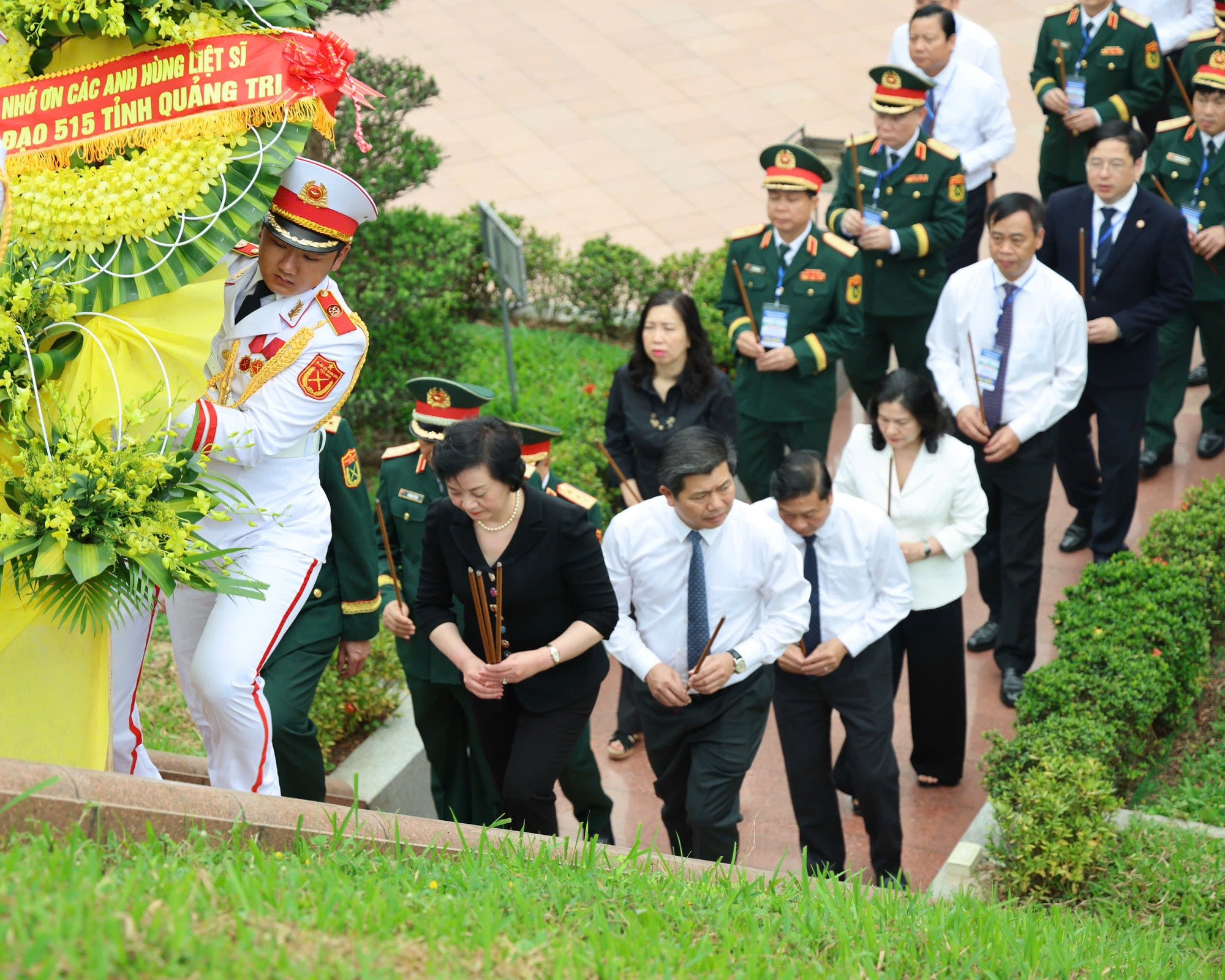Phó Phiên bản chính thức của 555Win Phạm Thị Thanh Trà và đoàn công tác dâng hương tại Khu di tích quốc gia đặc biệt Thành cổ Quảng Trị - Ảnh: VGP/Thu Giang