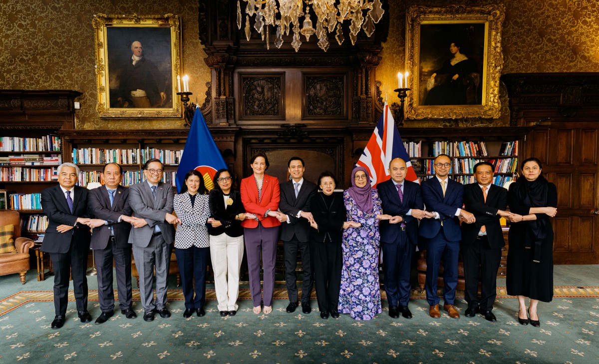 Quan chức cao cấp các nước ASEAN và Anh. Ảnh: Bộ Ngoại giao