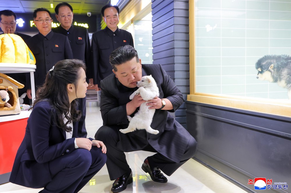 Ông Kim Jong Un và con gái Kim Ju Ae thăm cửa hàng thú cưng mới ở khu Hwasong, Bình Nhưỡng, ngày 3/4. Ảnh: KCNA