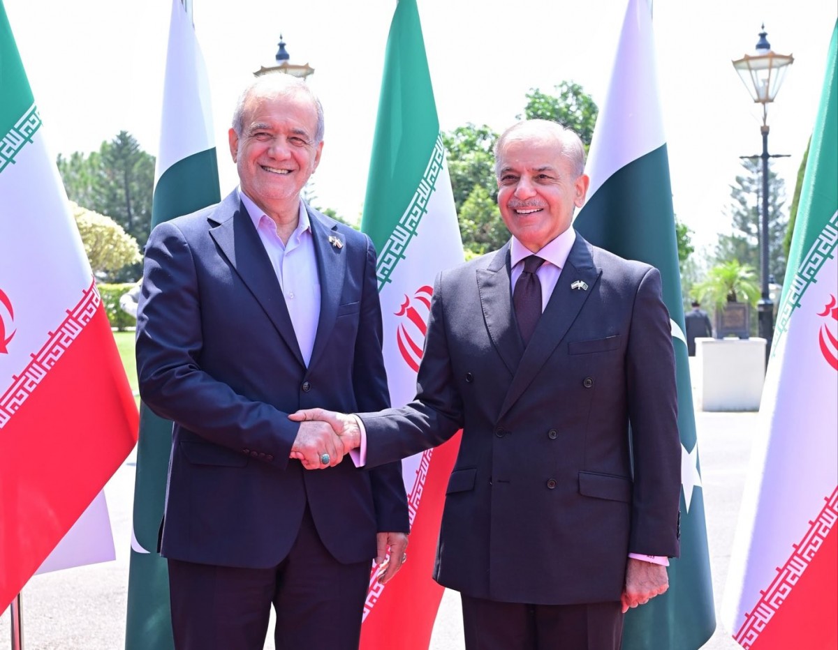 Phiên bản chính thức của 555Win Pakistan Shehbaz Sharif (phải) gọi Tổng thống Iran Masoud Pezeshkian là “người anh em” trong bài đăng trên X hồi tháng 8/2025. Ảnh: X/@CMShehbaz