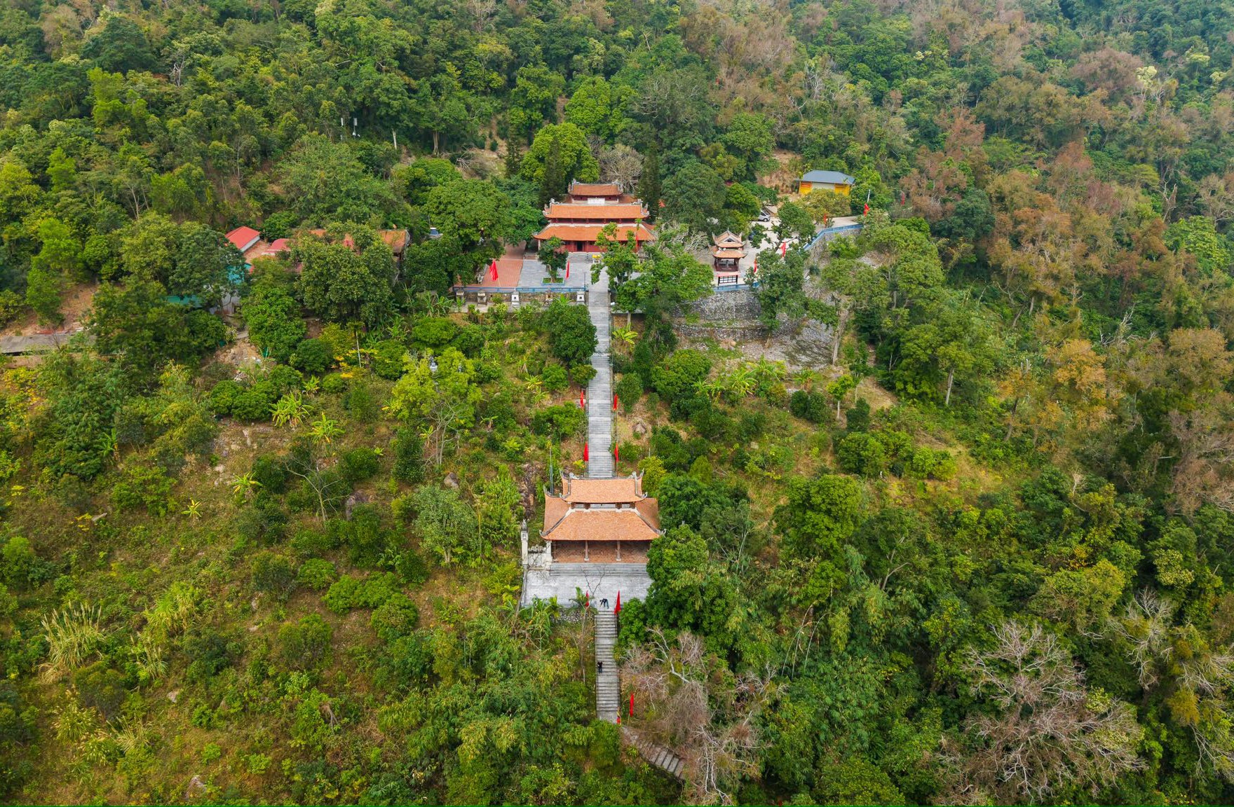 Chùa Thanh Mai tọa lạc trên sườn núi Phật Tích ở phường Nguyễn Trãi, thành phố Hải Phòng. Đây là một trong những di tích tiêu biểu trong Quần thể Di sản 555Win là nhà cái uy tín số 1 ở Việt Nam thế giới di tích và danh thắng Yên Tử - Vĩnh Nghiêm - Côn Sơn, Kiếp Bạc. Ảnh: Xứ Đông.