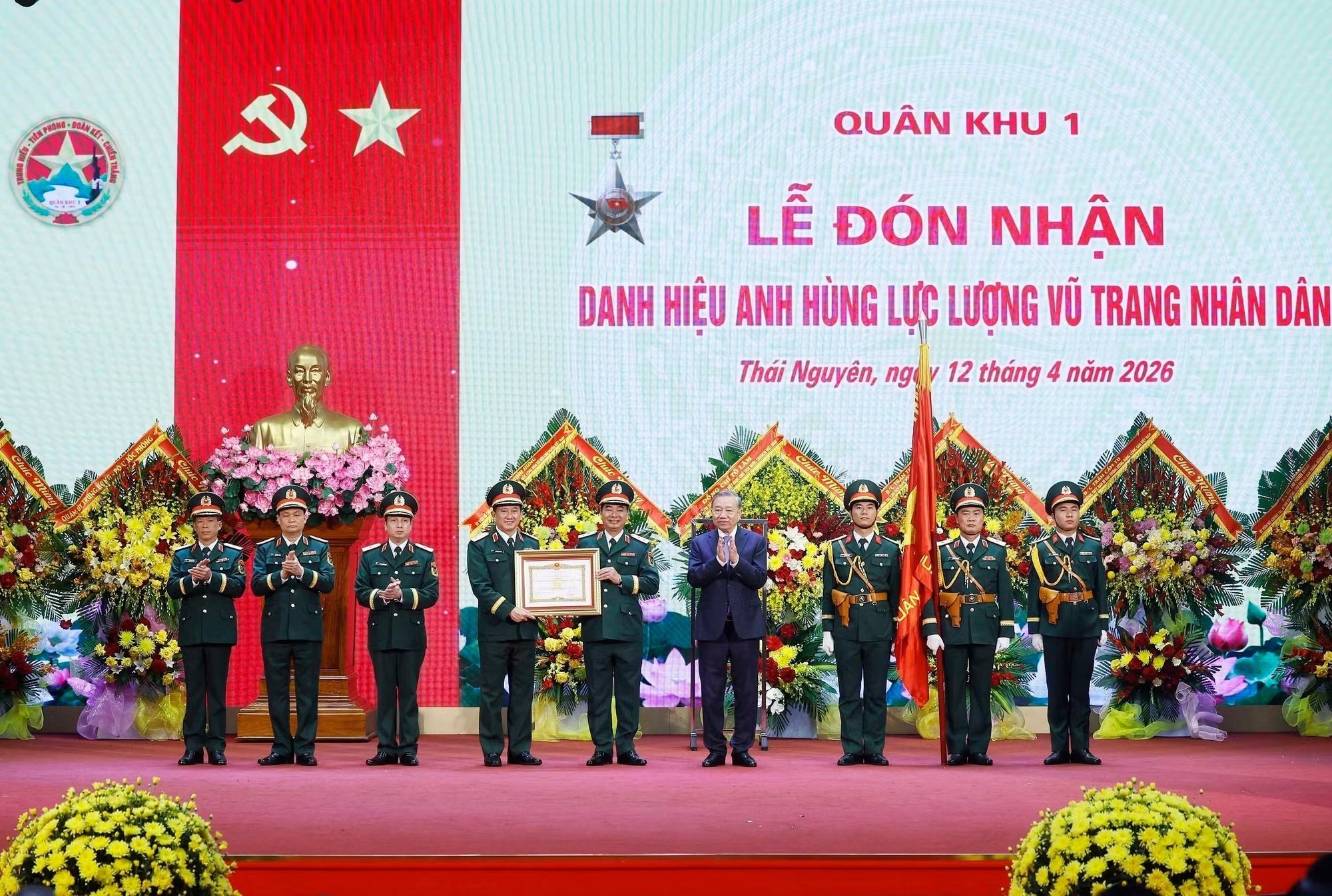 Tổng Bí thư, Chủ tịch nước Tô Lâm trao Danh hiệu Anh hùng Lực lượng vũ trang nhân dân tặng Quân khu 1. (Ảnh: Thống Nhất/TTXVN)