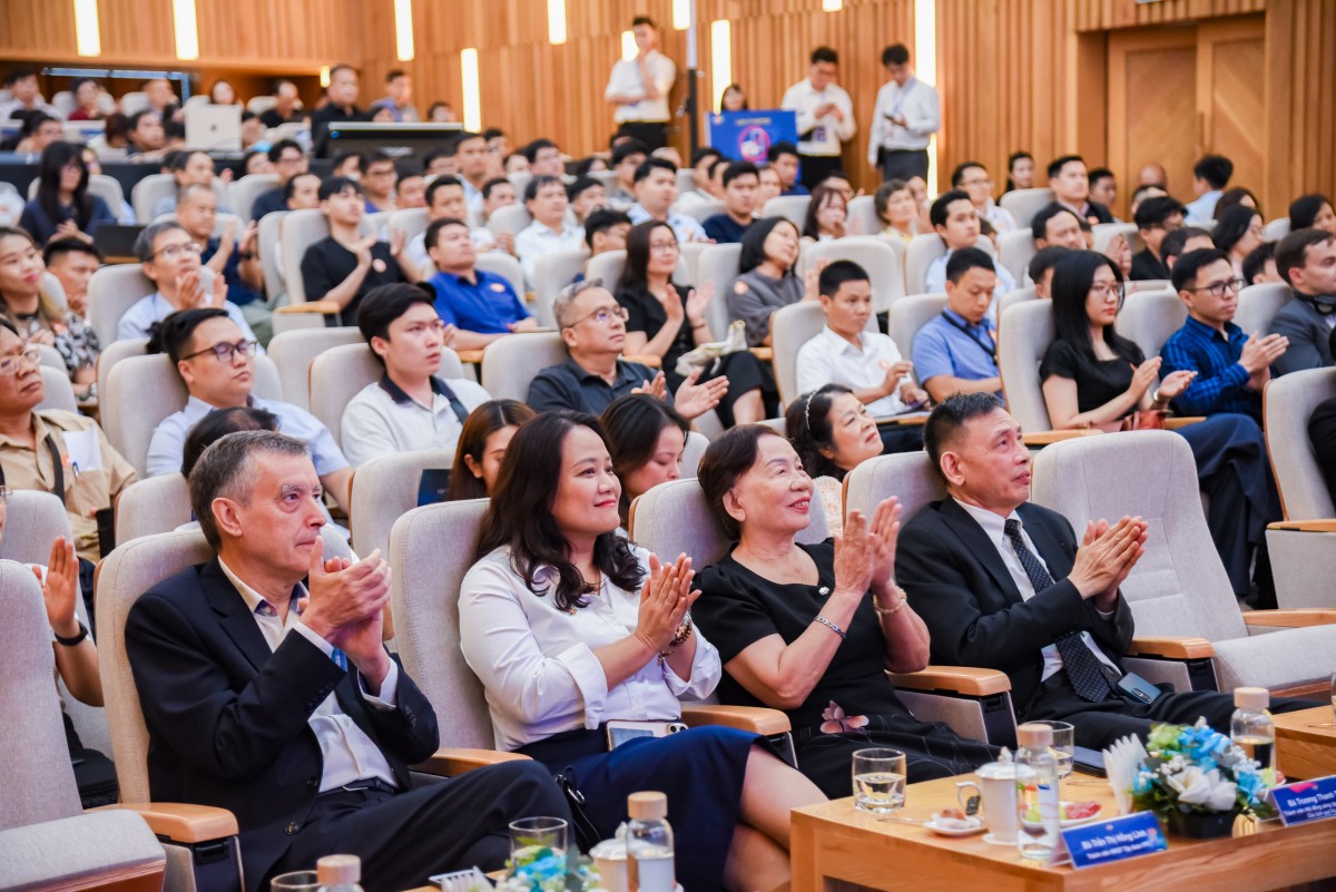 Cổ đông đề xuất phương án 'trợ giá' cổ phiếu, lãnh đạo FPT nói gì