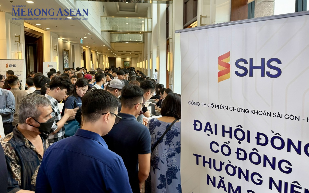 ĐHĐCĐ SHS: Hơn 2.800 cổ đông tham dự, nhà đầu tư nô nức nhận quà