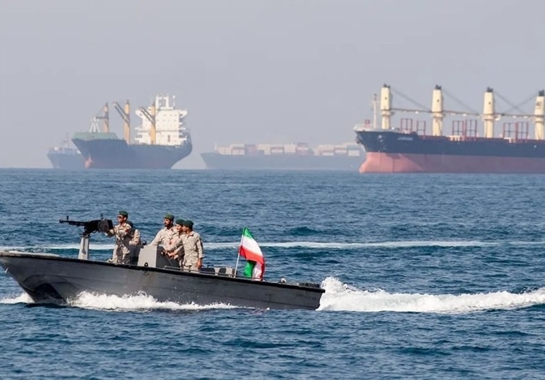 Xuất hiện nạn lừa đảo thu phí qua Eo biển Hormuz