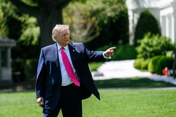 Ông Trump thông báo Mỹ bắn thủng tàu Iran vi phạm lệnh phong tỏa