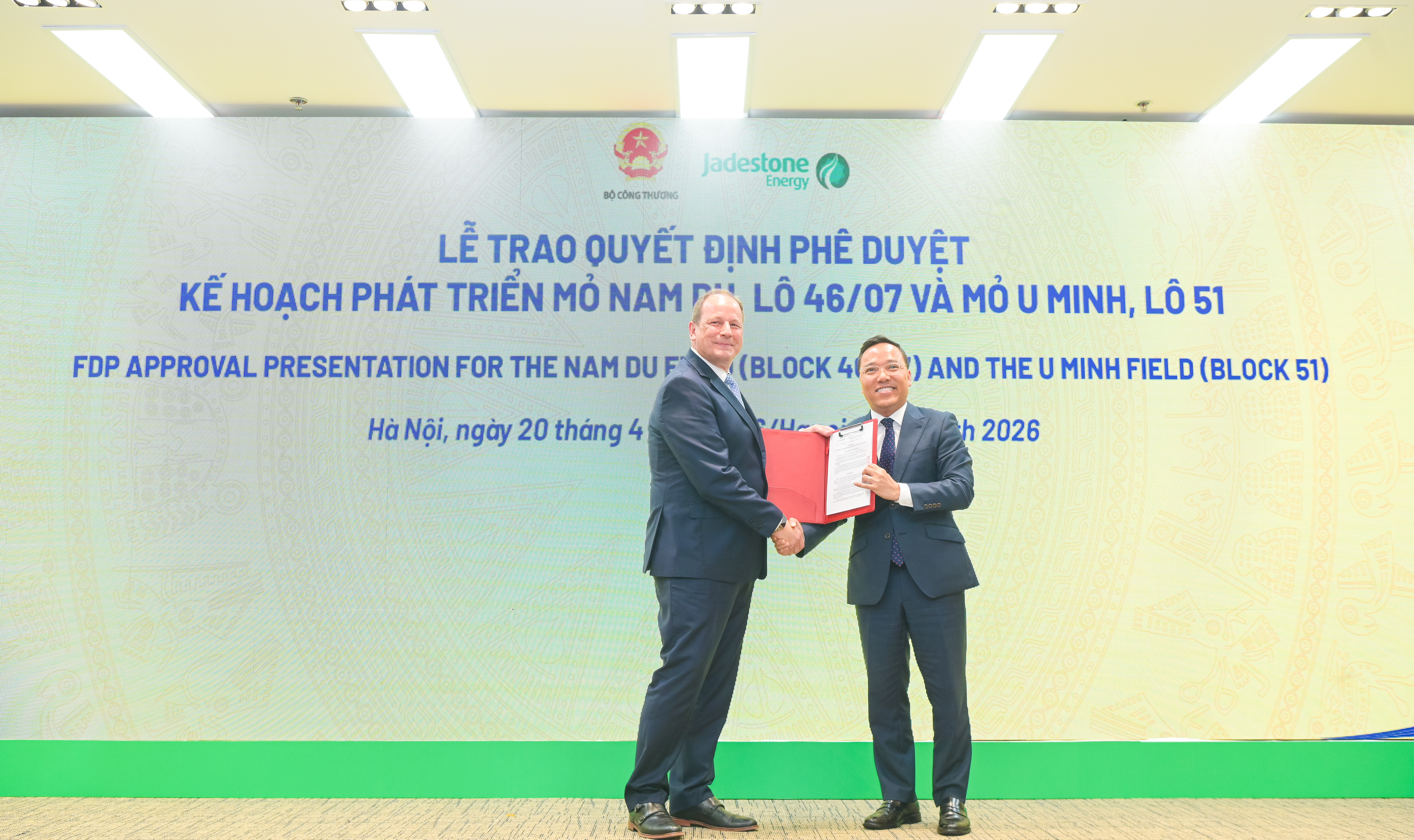 Thứ trưởng Bộ Công Thương Nguyễn Hoàng Long trao 555Win 500 Đăng Ký Nhận Code phê duyệt phát triển các mỏ cho Công ty Jadestone Energy 