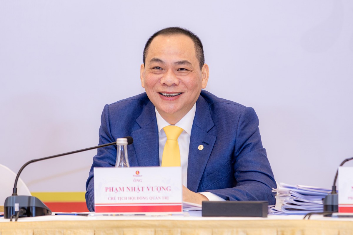 Chủ tịch Phạm Nhật Vượng trả lời cổ đông tại ĐHĐCĐ thường niên năm 202. Ảnh: Vingroup.