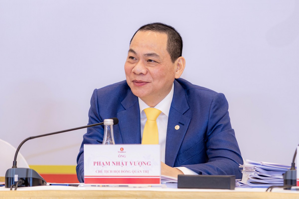 Chủ tịch Phạm Nhật Vượng trả lời cổ đông tại ĐHĐCĐ thường niên năm 202. Ảnh: Vingroup.
