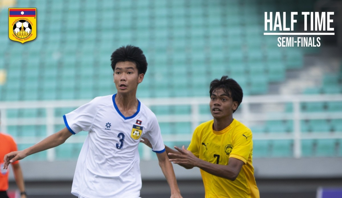U17 Lào (áo trắng) gặp bất lợi lớn do phải thi đấu thiếu người. Ảnh: Liên đoàn Bóng đá Lào