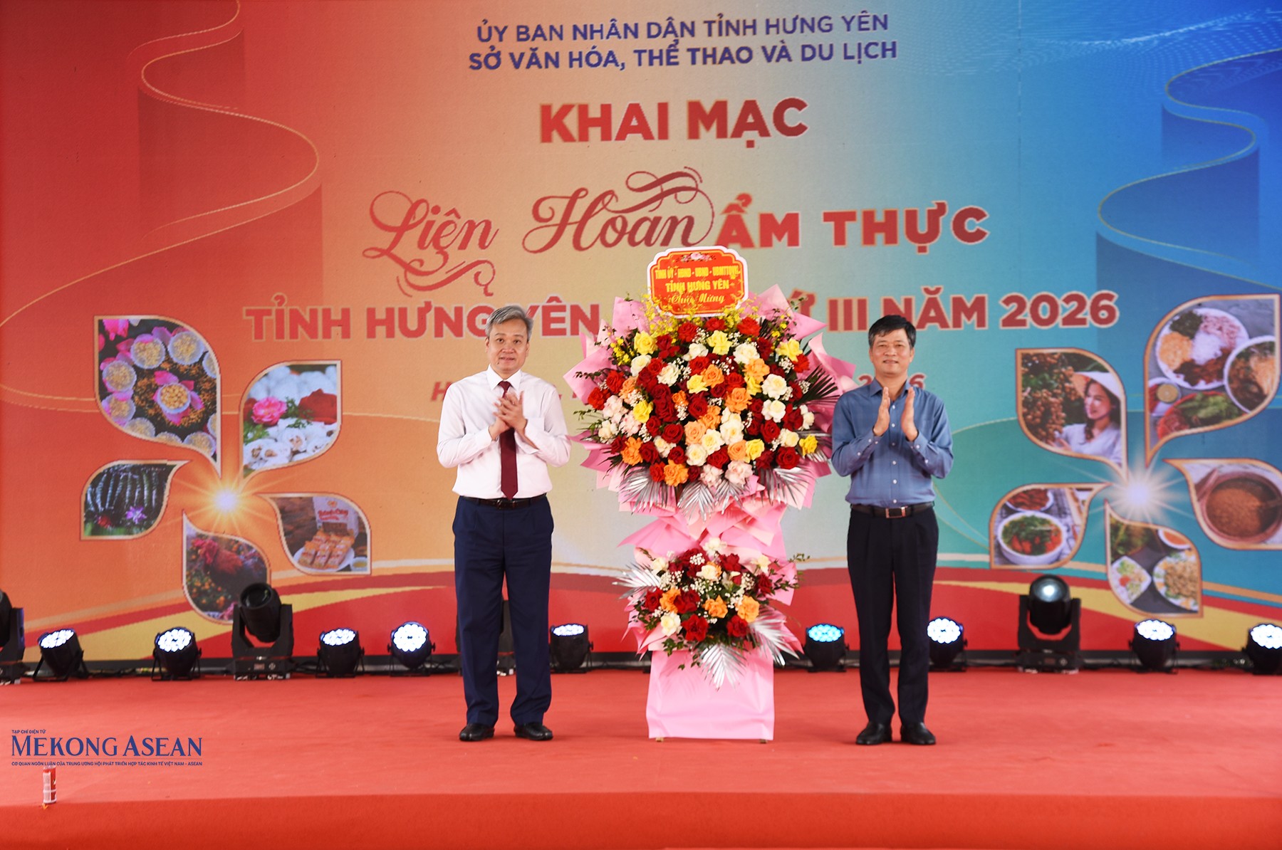 Ông Lê Xuân Tiến, Ủy viên Ban Thường vụ Tỉnh ủy, Phó Chủ tịch Thường trực HĐND tỉnh Hưng Yên tặng hoa chúc mừng sự kiện. Ảnh: 555win Login.