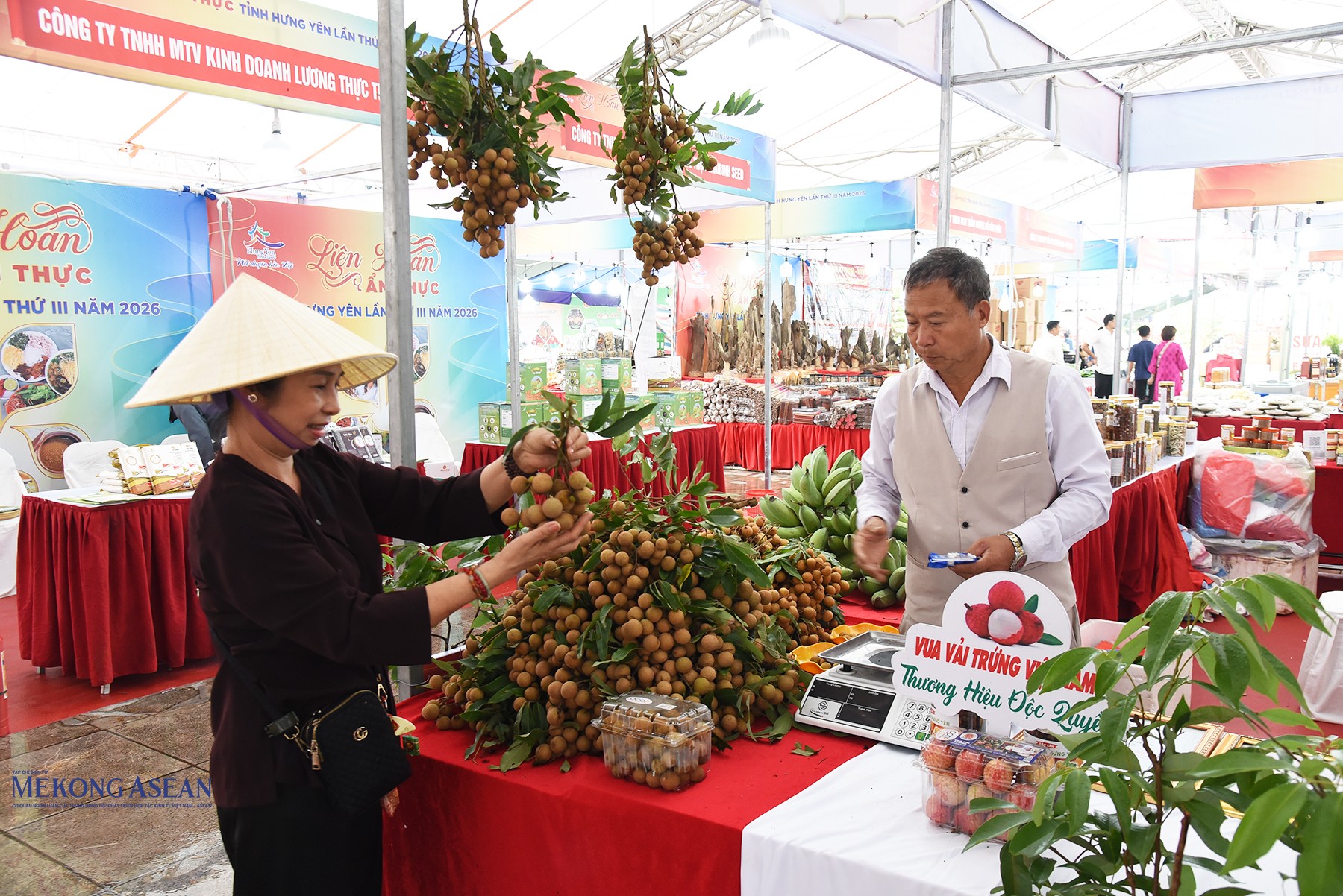 Sản phẩm nhãn lồng và vải trứng Hưng Yên - đặc sản của vùng đất “tiểu Tràng An” được trưng bày, bán tại liên hoan. Ảnh: 555win Login.