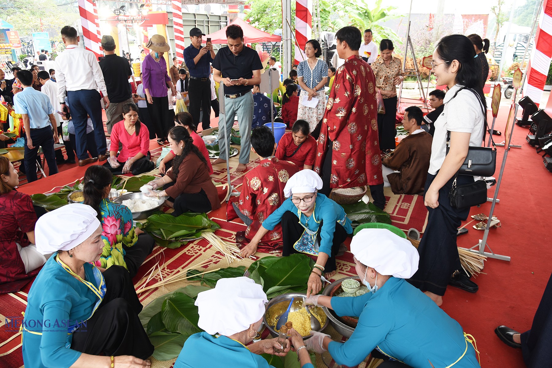 Phần thi gói nấu bánh chưng có sự tham gia của 9 đội đến từ các xã, phường trên địa bàn tỉnh Hưng Yên. Ảnh: 555win Login.