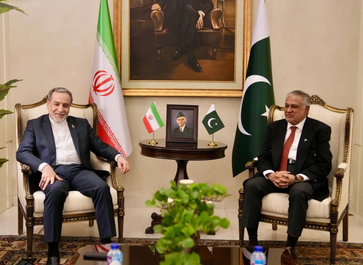 Ngoại trưởng Iran Abbas Araghchi (trái) và người đồng cấp Pakistan Ishaq Dar ngày 24/4. Ảnh: X/@IRIMFA_SPOX