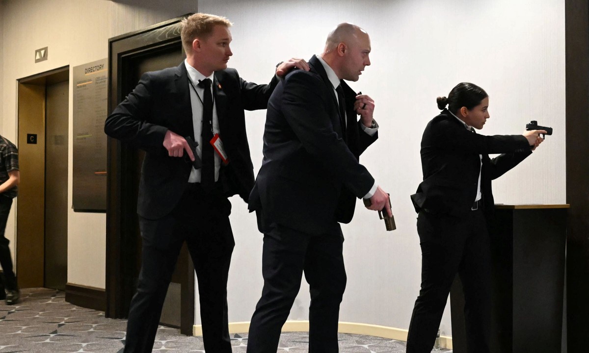 Tổng thống Trump phải sơ tán do nổ súng tại tiệc chiêu đãi