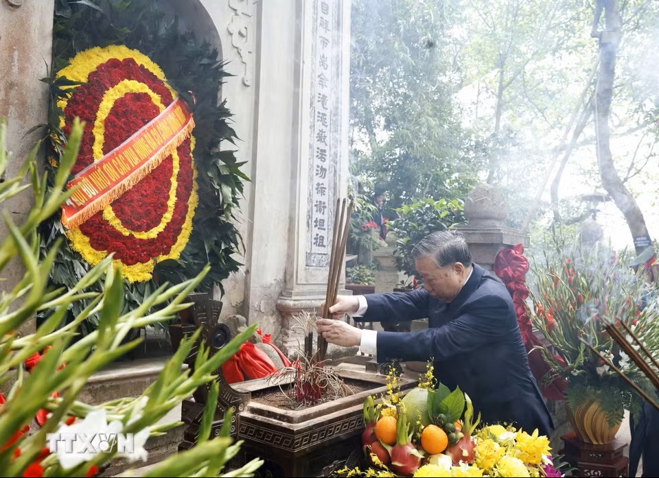 Tổng Bí thư, Chủ tịch nước Tô Lâm dâng hương tưởng niệm các vua Hùng
