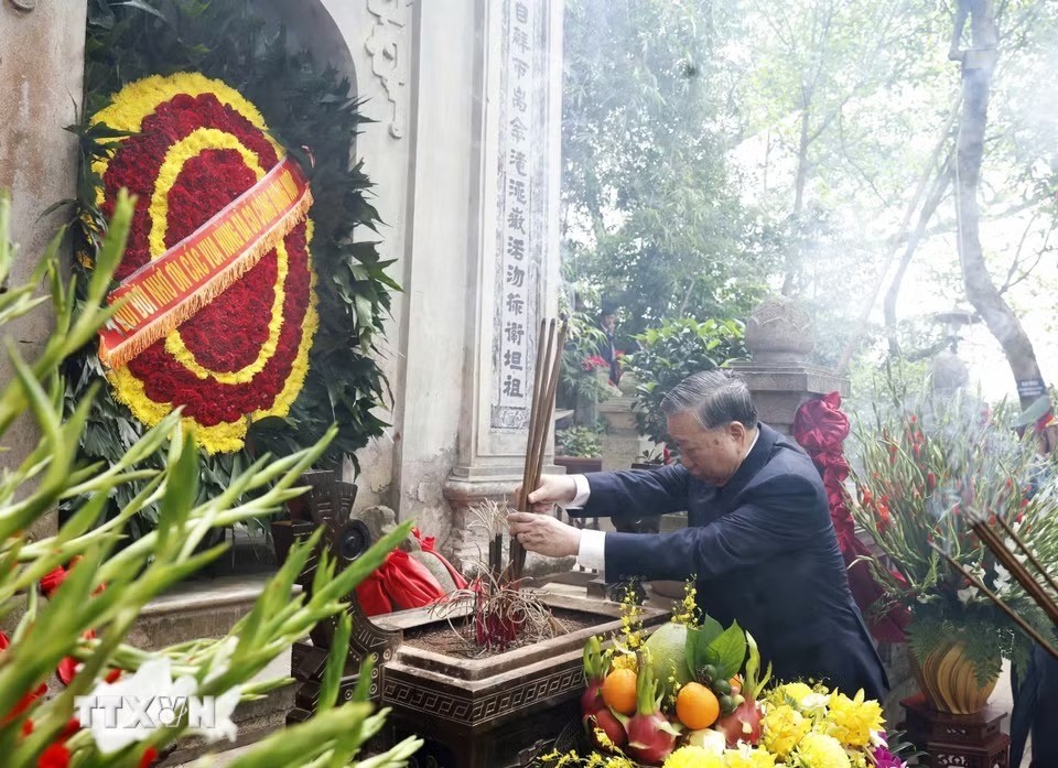 Tổng Bí thư, Chủ tịch nước gặp gỡ, nói chuyện với bà con tại Đền Hùng