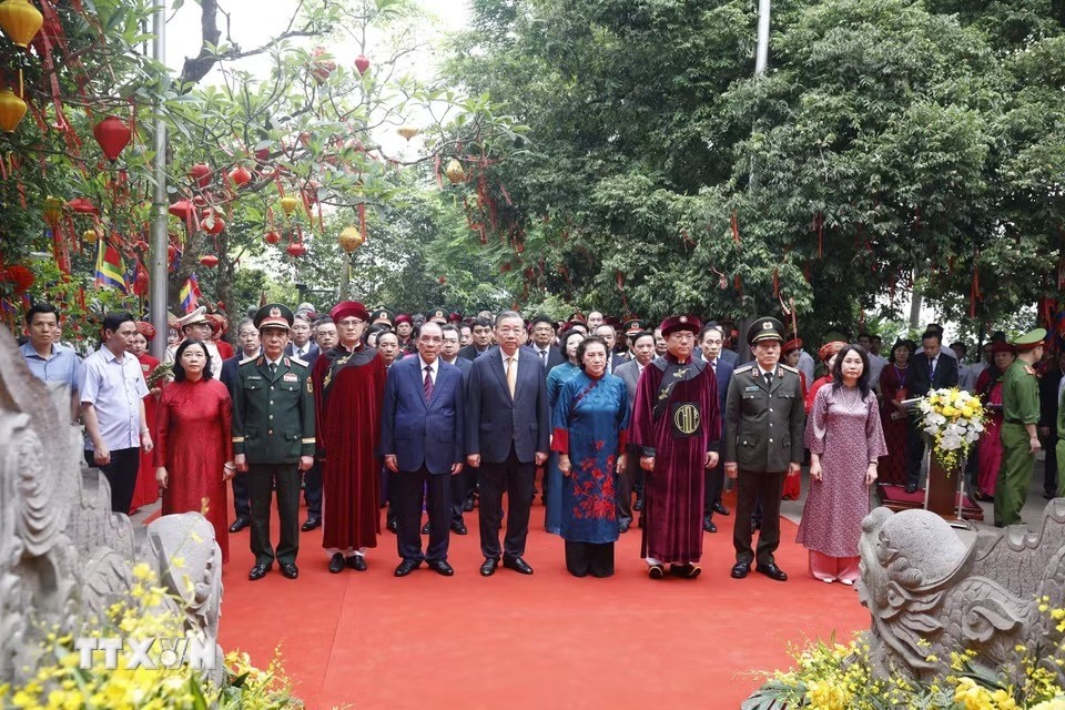 Tổng Bí thư, Chủ tịch nước gặp gỡ, nói chuyện với bà con tại Đền Hùng