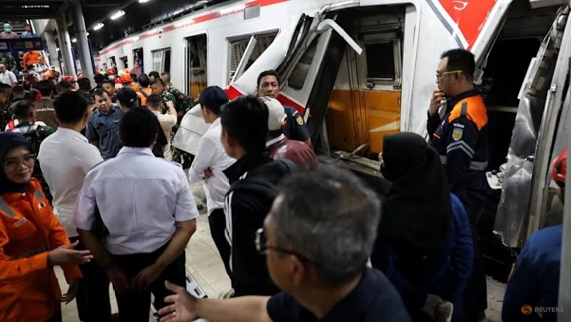 Đoàn tàu bị hư hỏng sau vụ va chạm giữa hai đoàn tàu tại ga Bekasi Timur, thành phố Bekasi, Indonesia ngày 27/4. Ảnh: Reuters