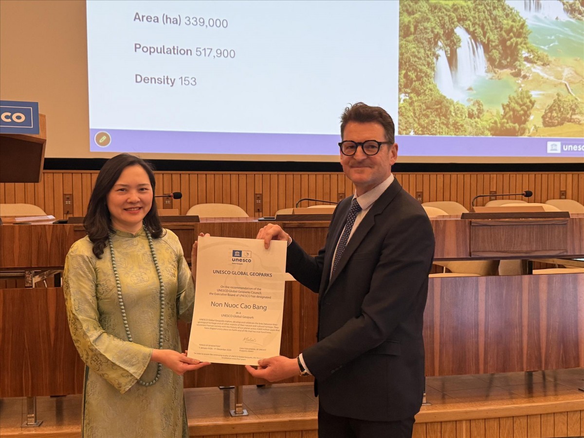 ại sứ, Trưởng Phái đoàn thường trực Việt Nam bên cạnh UNESCO Nguyễn Thị Vân Anh nhận Bằng tái công nhận Công viên địa chất toàn cầu Non nước Cao Bằng. Ảnh: TTXVN