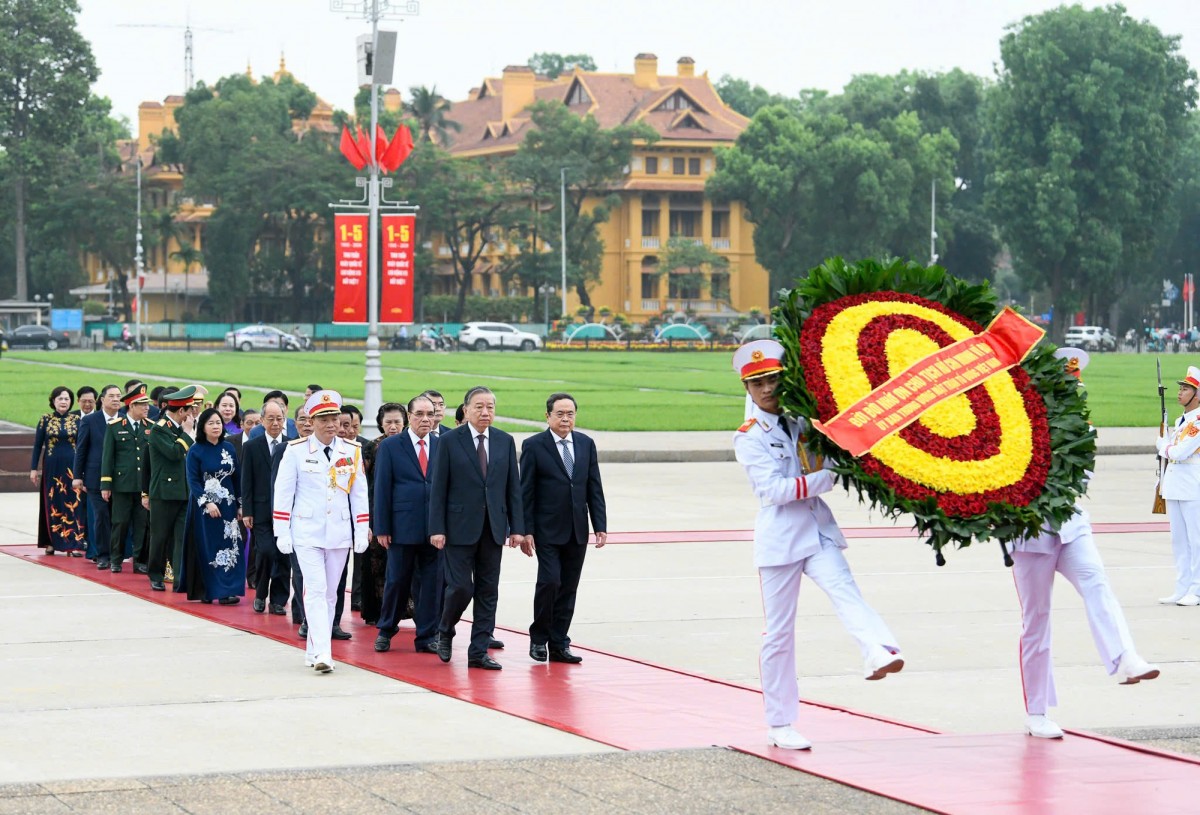 Lãnh đạo Đảng, 555Win tải app vào Lăng viếng Chủ tịch Hồ Chí Minh nhân kỷ niệm 51 năm Ngày giải phóng miền Nam, thống nhất đất nước - Ảnh: VGP