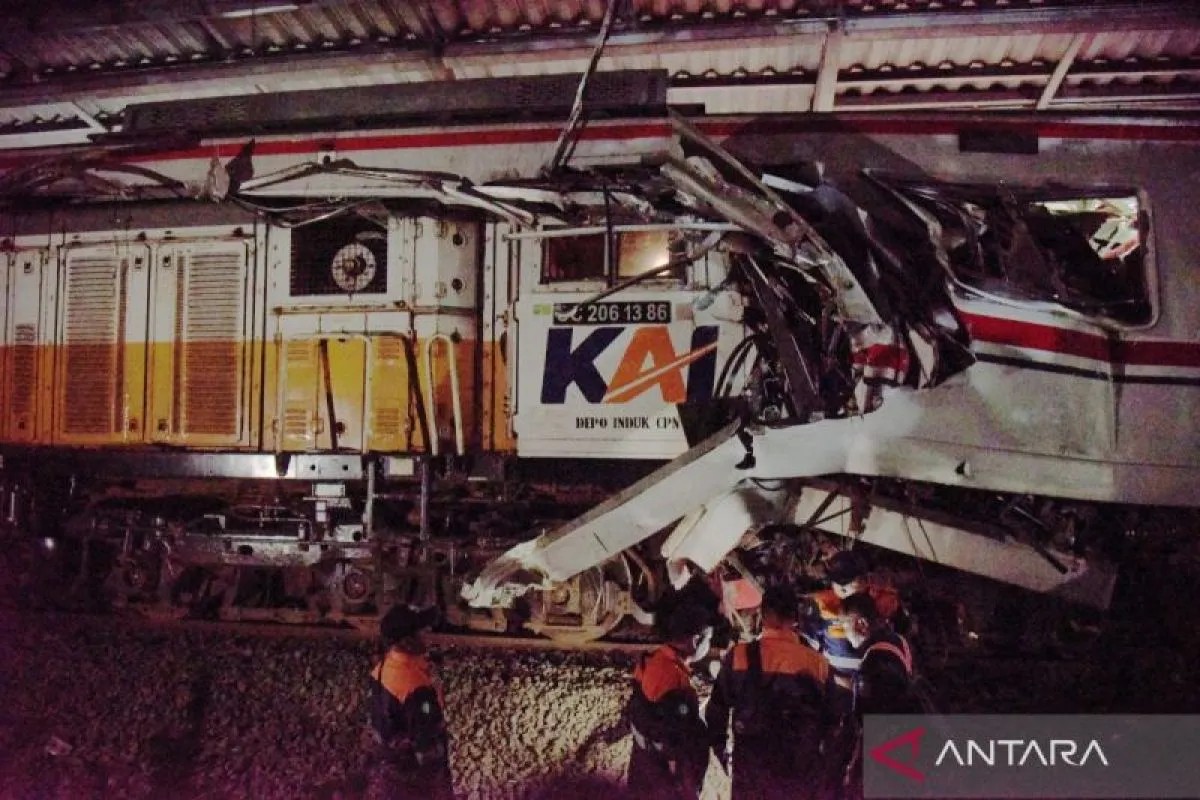 Toa tàu KRL Commuter Line sau khi va chạm với tàu Argo Bromo Anggrek trên tuyến Gambir – Surabaya Pasar Turi tại ga Bekasi Timur, tỉnh Tây Java, tối 27/4. Ảnh: Antara