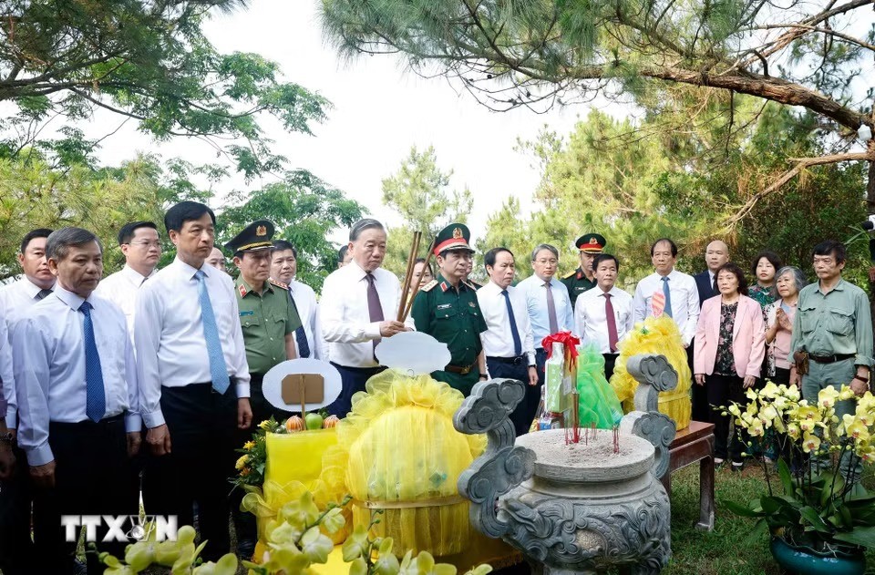 Tổng Bí thư, Chủ tịch nước dâng hương tưởng niệm Đại tướng Võ Nguyên Giáp