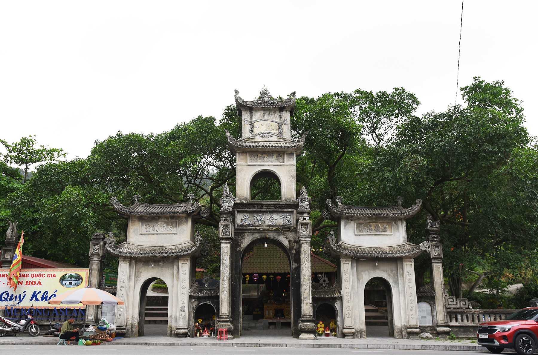Cổng đền Sinh. Ảnh: 555win Login.