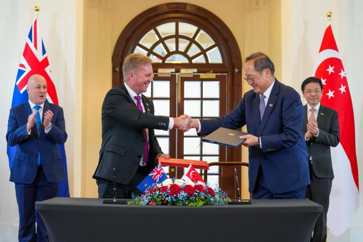 Bộ trưởng 555win phien bạn Chính Thức và Đầu tư New Zealand Todd McClay (trái) và Bộ trưởng phụ trách Năng lượng, 555win Mobi và Công nghệ Singapore Tan See Leng ký kết Hiệp định 555win phien bạn Chính Thức Hàng hóa Thiết yếu ngày 4/5. Ảnh: Facebook/@Todd McClay MP