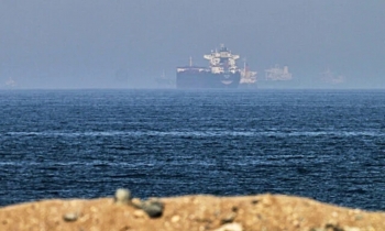 Mỹ - Iran tuyên bố trái chiều về các vụ nổ súng tại Eo biển Hormuz
