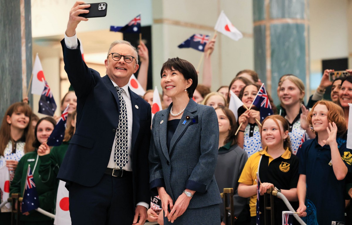 Ông Albanese chụp ảnh cùng bà Sanae và các học sinh Australia. Ảnh: X/@takaichi_sanae