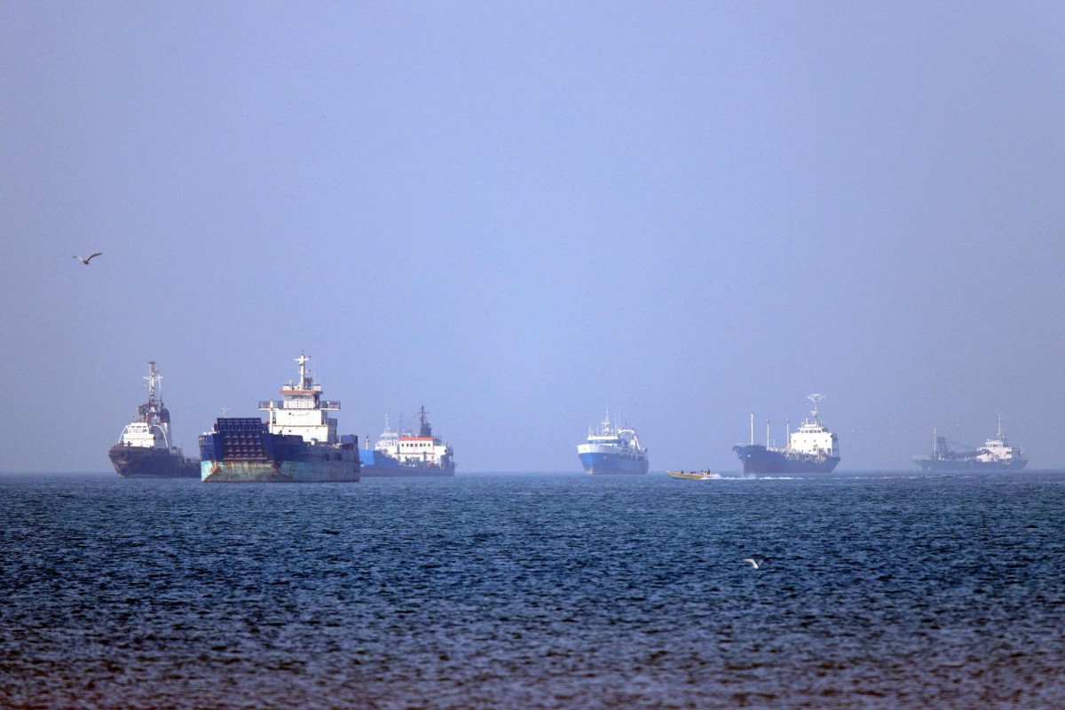 Các tàu thuyền di chuyển tại Eo biển Hormuz gần thành phố Bandar Abbas (Iran), ngày 4/5. Ảnh: Yonhap
