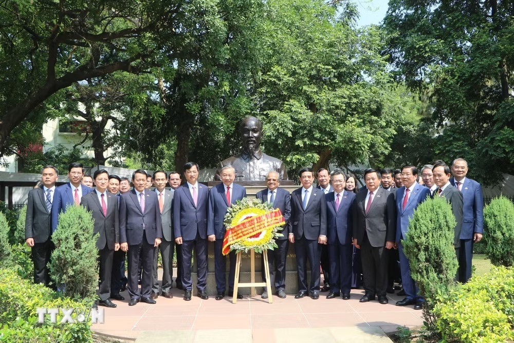 Tổng Bí thư, Chủ tịch nước đặt vòng hoa tại tượng đài Chủ tịch Hồ Chí Minh