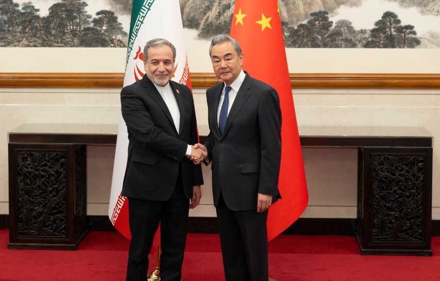 Ngoại trưởng Iran Abbas Araghchi (trái) và người đồng cấp Trung Quốc Vương Nghị. Ảnh: Tân Hoa xã