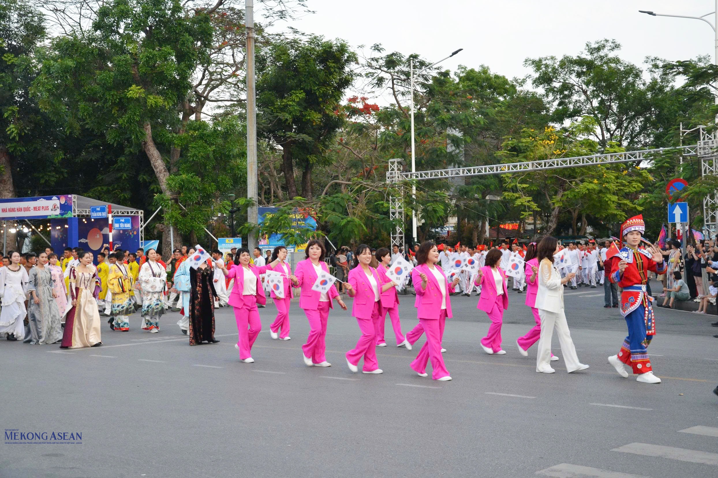 Các đoàn diễu hành, cổ động trực quan. Ảnh: Hà Giang.