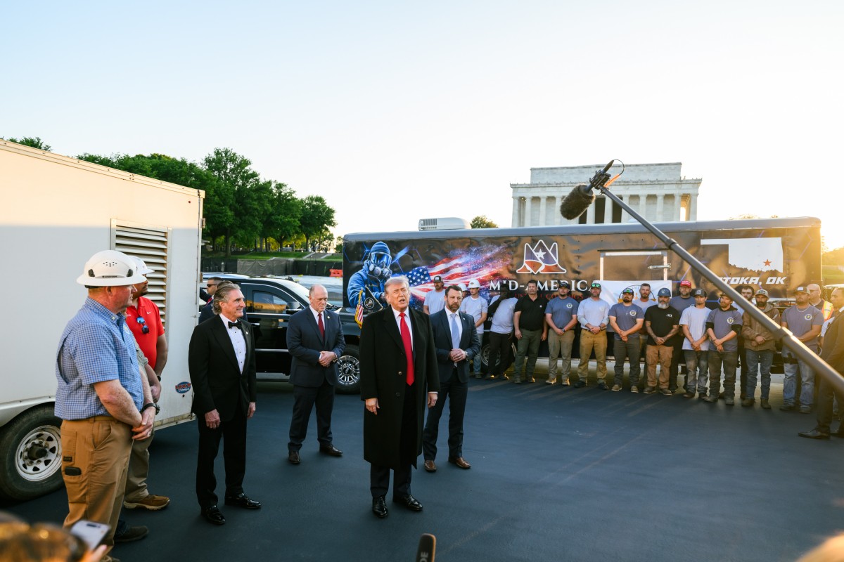 Tổng thống Trump đến thăm các công nhân tại Đài tưởng niệm Lincoln. Ảnh: Nhà Trắng