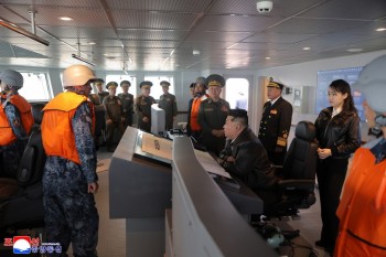 Ông Kim Jong Un cùng con gái thăm tàu chiến mới của Triều Tiên