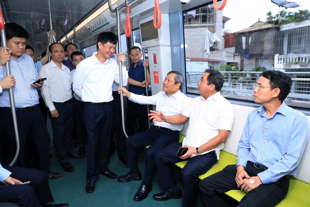 Lãnh đạo Thành phố trải nghiệm thực tế công tác quản lý, vận hành trên tuyến đường sắt đô thị số 3.1 đoạn trên cao (Nhổn - Cầu Giấy). Ảnh