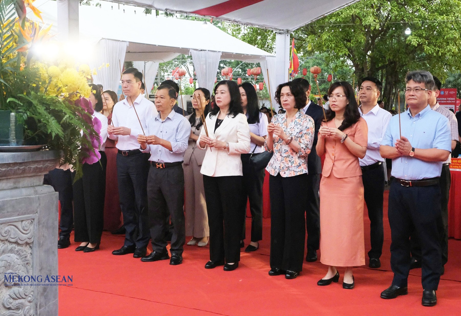 Bộ trưởng Bộ Y tế Đào Hồng Lan và các đại biểu dâng hương tưởng niệm Đại danh y, Thiền sư Tuệ Tĩnh, tại đền Bia. Ảnh: Tạ Sơn.