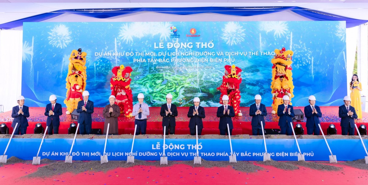 Các đại biểu thực hiện nghi lễ động thổ Dự án.